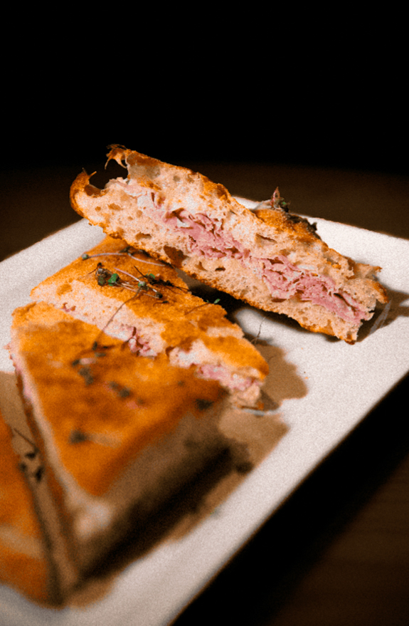 Unos trozos de focaccia fa-croc servidos sobre un plato blanco.