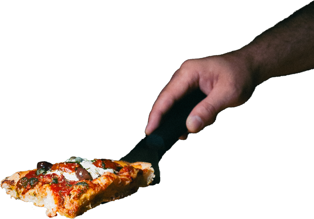 Una mano sosteniendo una pala que contiene un trozo de pizza con tomate, mozzarella y aceitunas.